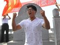 无腿小伙8小时双手爬上北岳恒山