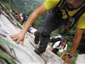 58岁男子称被困悬崖后跳入深潭自救出山