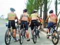多名骑友在背上涂鸦呼吁多建自行车道