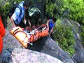 拉绳索救出登山崴脚男子