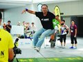 南京走扁带极限运动爱好者在绳上舞蹈