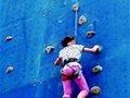 7岁小学生10分钟攀上18米高墙