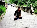 山东无腿小伙挑战华山 登五岳成结婚礼物