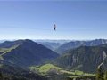 男子1800米高空走绳带仅靠身体做平衡
