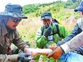 野外徒步记者“摔伤” 多数队员坐视不理