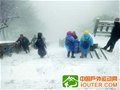 泰山中天门索道4日因风停运 游客冒雪登山