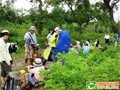 桂林阳朔举办露营大会 全国驴友雨中相聚漓江沙滩