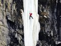 瑞士登山者攀登数百米高冰冻瀑布