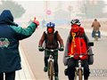 无臂农民10年骑行10万公里 刹车靠膝盖