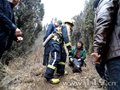 六旬老人登山脚踝脱臼被消防抬下山